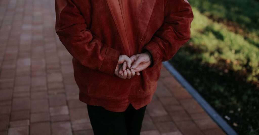 失業保険・年金制度とバイト収入の関係、届出義務、公的支援制度の活用などをまとめた図解イメージ