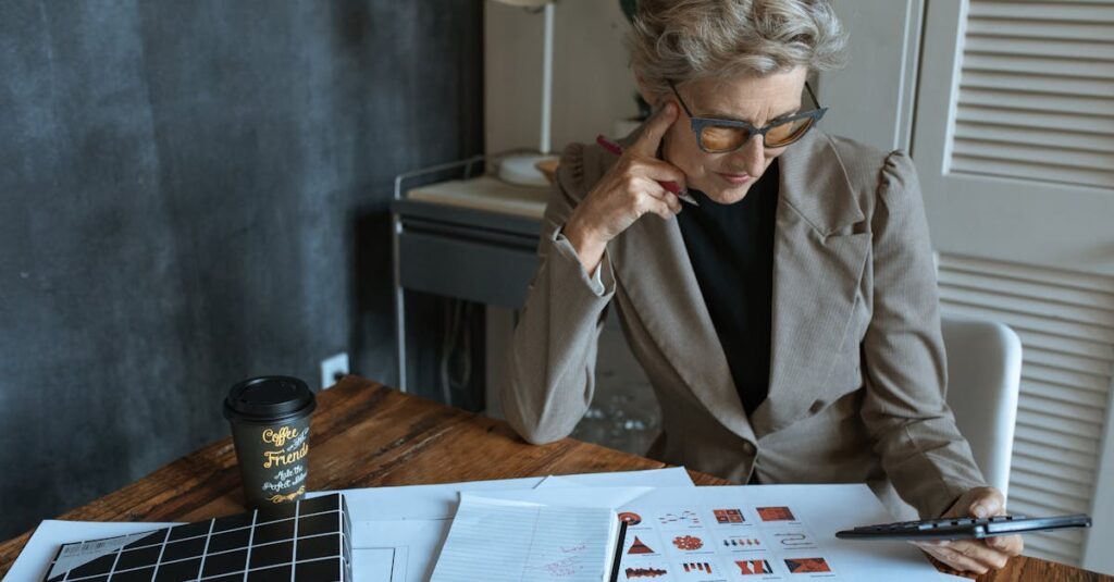 退職後に前向きな未来を歩み始める人の希望に満ちた後ろ姿