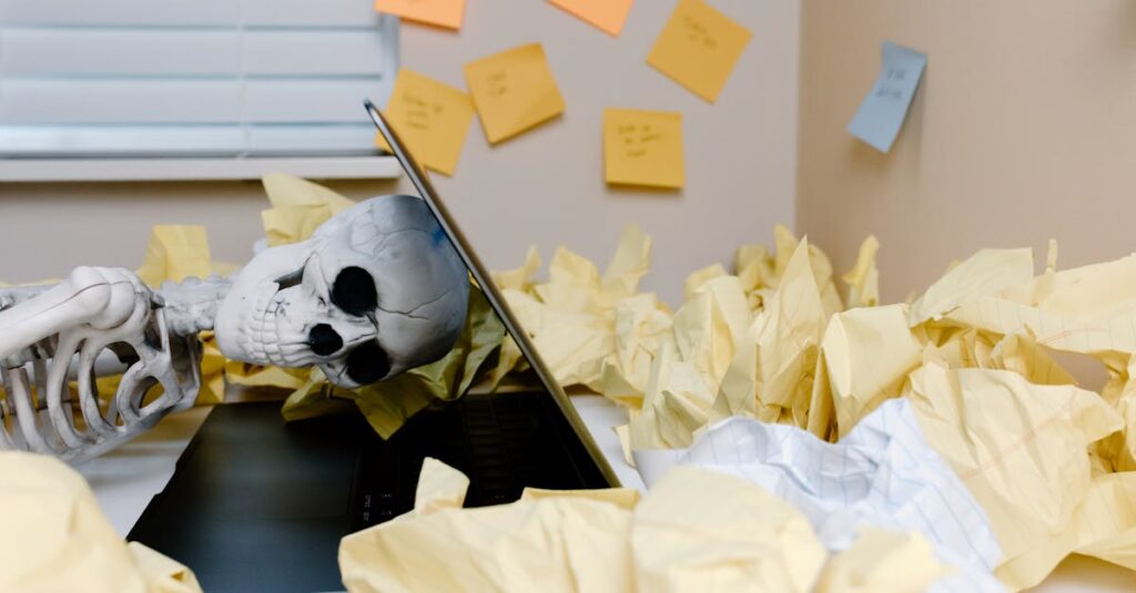 会社員がデスクで疲れ果てている様子を表現したイメージ